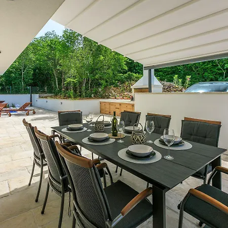Holiday home Traumhaftes Mit Privatpool, Bbq, Klimatisierten Schlafzimmern, Aussendusche, Waschmaschine