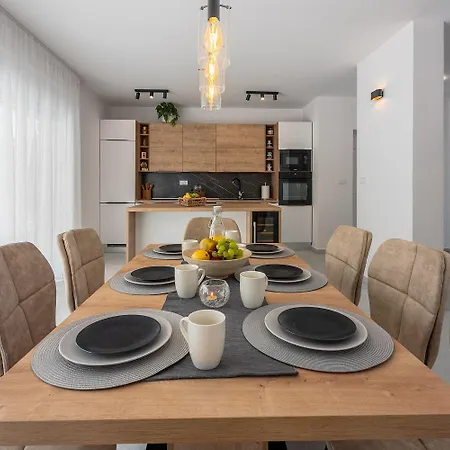Holiday home Traumhaftes Mit Privatpool, Bbq, Klimatisierten Schlafzimmern, Aussendusche, Waschmaschine *