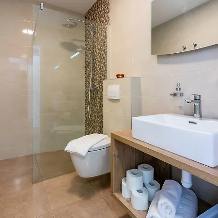 Traumhaftes Mit Privatpool, Bbq, Klimatisierten Schlafzimmern, Aussendusche, Waschmaschine Сasa de vacaciones Grižane